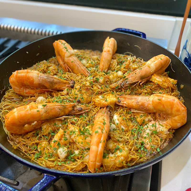 ELO Gastronomia - Você já provou nosso Fideuá de Camarão? Ele é preparado  com massa espanhola bem fininha, cozida em caldo de camarão, finalizado com  molho aioli com páprica e coberto por